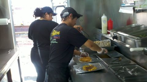 Liliana Velázquez y Juan Carlos Suárez preparando patacones.