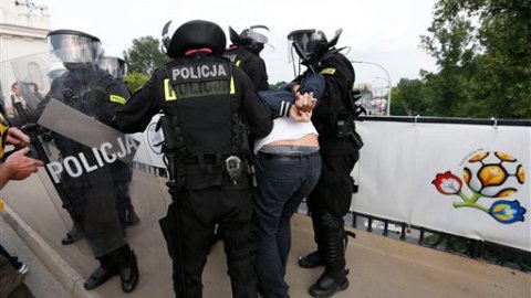 Las imágenes no dejan claro bajo qué circunstancias empezaron los enfrentamientos.