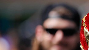 Jeff Hawke sostiene una corona en apoyo al equipo de los Kings, a su llegada al Staples Center, sede del juego 6 de la final de NHL.