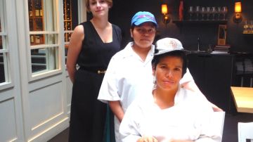 Alicia Fuentes y María Lucía Romero, empleadas de L'Artusi, con Amelia Ekus (atrás), directora de desarrollo comunitario de la compañía para la que trabajan.