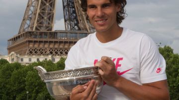Rafa Nadal posa con la 'Copa de los Mosqueteros'   y la Torre Eiffel al fondo.