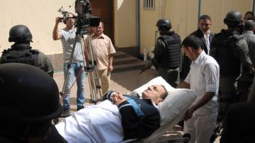 Foto de archivo del expresidente egipcio Hosni Mubarak cuando fue llevado en cama a una audiencia en la corte en septiembre del 2011.