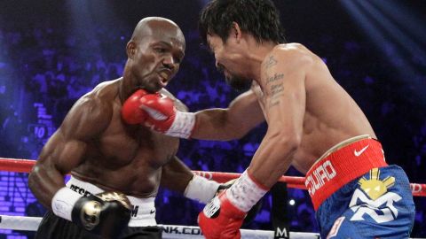 Many Pacquiao conecta un golpe a Timothy Bradley en el segundo round.