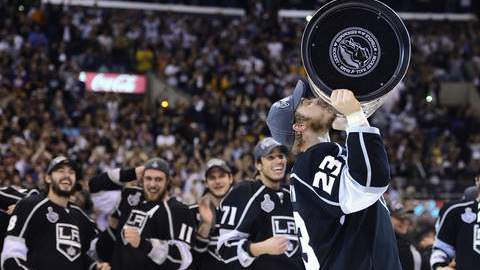 El capitán de los Kings, Dustin Brown (23), besa el trofeo de la Copa Stanley tras vencer a los Devils anoche en el Staples Center.