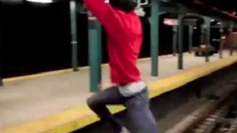 Los juegos peligrosos se han vuelto cada vez más populares en los andenes y rieles del tren.