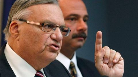 Imagen de archivo del 1 de Marzo de 2012, cuando Arpaio presentó documentos para analizar la ciudadanía del Presidente Obama.