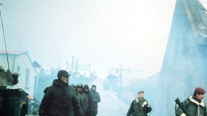 Imagen que data de 1982 mostrando un grupo de soldados argentinos hechos prisioneros de guerra.