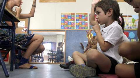 La demanda fue presentada ante la incapacidad de varios padres de alumnos de entender importantes comunicaciones de la escuela de sus hijos que estaban sólo en inglés.