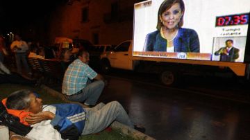 Varios mexicanos observan en pantalla gigante una intervención de la candidata Josefina Vazquez Mota, del Partido Acción Nacional (PAN), el domingo, en el segundo debate presidencial.
