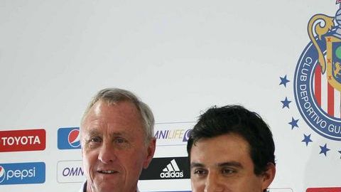 Johan Cruyff estuvo presente junto a las nuevas armas chivas.