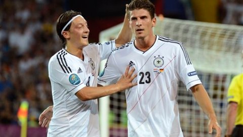 Gómez es líder goleador de la justa con 3 goles junto al ruso Dzagoev.