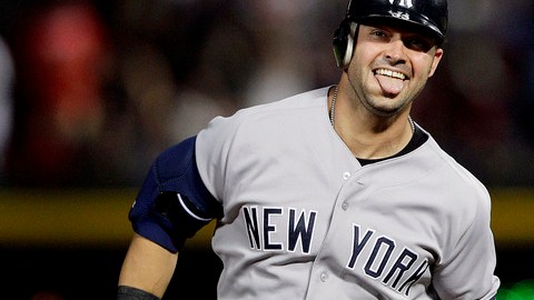 Nick Swisher recorre las bases tras pegar el jonrón de dos carreras que puso en ventaja a los Yankees en el octavo inning. Nueva York venció 6-4 a Atlanta.