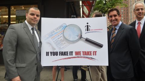El asambleísta Marcos Crespo (izq.) junto al senador estatal Jeffrey Klein, durante el anuncio de una campaña contra la venta de bebidas alcohólicas a menores de edad.