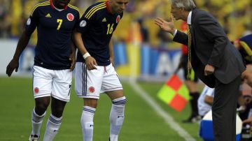 El técnico de Colombia, el argentino José Pekerman (der.), da instrucciones a   Elkin Soto (c) y Pablo Armero (i) durante la derrota ante Ecuador el domingo.
