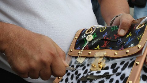 La falsificación y el contrabando de productos le cuestan a California miles de millones de dólares.