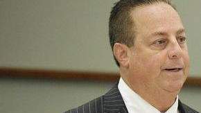 El oficial de la Policía de Nueva York, Richard Haste (centro) fue acusado de no seguir los protocolos  para evitar la muerte de Ramarley Graham.