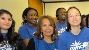 La concejal Inez Dickens afirmó que los niños son el futuro y hay que cuidarlos.