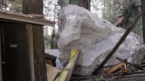 Una gran roca cayó en Curry Village en el Parque Nacional Yosemite, en 2008.