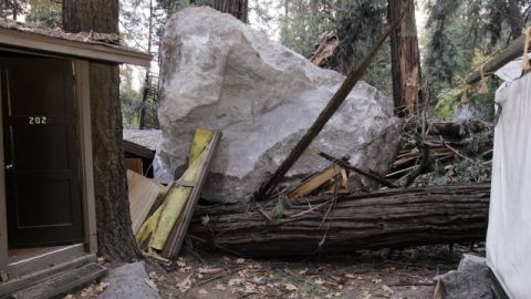Una gran roca cayó en Curry Village en el Parque Nacional Yosemite, en 2008.