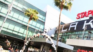 Miles de fans obtuvieron el martes un boleto de entrada para asistir a los festejos que se realizarán a partir de las 2:30 p.m. dentro del Staples Center, casa del equipo de hockey sobre hielo L.A. Kings.