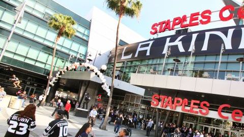 Miles de fans obtuvieron el martes un boleto de entrada para asistir a los festejos que se realizarán a partir de las 2:30 p.m. dentro del Staples Center, casa del equipo de hockey sobre hielo L.A. Kings.
