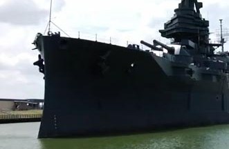 El administrador de la embarcación, Andy Smith, indicó que personal del lugar está sacando agua y aceite de un tanque en el fondo de la nave para prevenir que el material caiga en el canal de Houston.