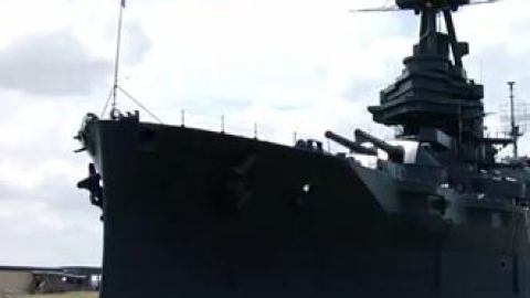 El administrador de la embarcación, Andy Smith, indicó que personal del lugar está sacando agua y aceite de un tanque en el fondo de la nave para prevenir que el material caiga en el canal de Houston.