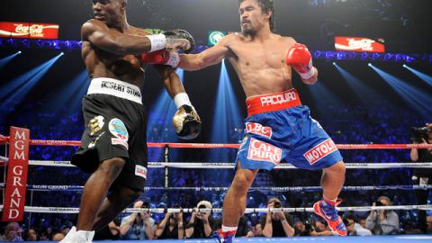 Manny Pacquiao (der.) conecta con la derecha a Tim Bradley (izq.) en el controversial combate de pasado sábado, que será revaluado por la OMB.