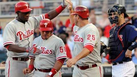 Hunter Pence y el panameño Carlos Ruiz sumaron tres hits y dos anotadas cada uno.