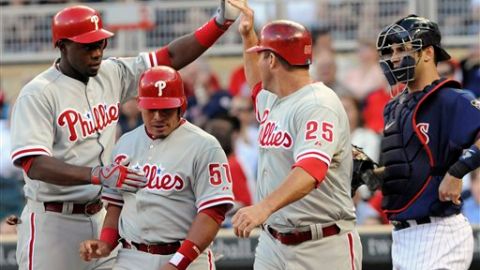 Hunter Pence y el panameño Carlos Ruiz sumaron tres hits y dos anotadas cada uno.