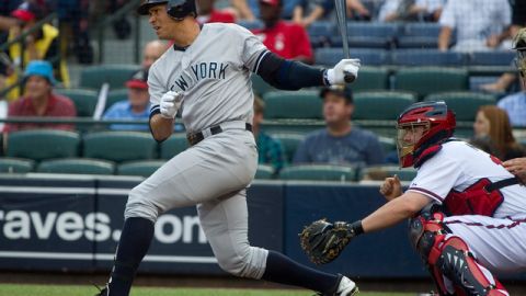 El tercera base Alex Rodríguez (izq.) remolcó la primera carrera de los Yankees, con un sencillo que trajo a la goma a Derek Jeter en el primer inning.