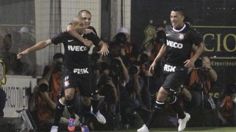 Emerson Sheik (izq.) festeja con sus compañeros tras marcar el golazo que alejó al Santos de Neymar de la final por la Copa Libertadores.
