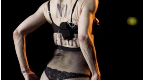 El Roma Madonna se bajó parte de sus pantalones y enseñó su trasero, y dejó ver que llevaba puesto un pequeño panti negro.