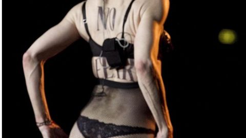 El Roma Madonna se bajó parte de sus pantalones y enseñó su trasero, y dejó ver que llevaba puesto un pequeño panti negro.