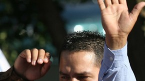 En esta foto  del 2010,  se observa a José Treviño Morales saludando a la multitud luego de que su caballo Mr. Piloto ganara  una carrera en el  hipódromo de Ruidoso Downs, Nuevo México.