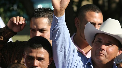 En esta foto  del 2010,  se observa a José Treviño Morales saludando a la multitud luego de que su caballo Mr. Piloto ganara  una carrera en el  hipódromo de Ruidoso Downs, Nuevo México.