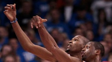 Las estrellas Kevin Durant (35) del Thunder y Dwyane Wade del Heat van por un balón durante el primer duelo de la final de la NBA. El segundo será hoy.