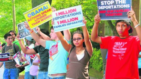 Jóvenes demandan que se ponga fin a las deportaciones que separan familias.