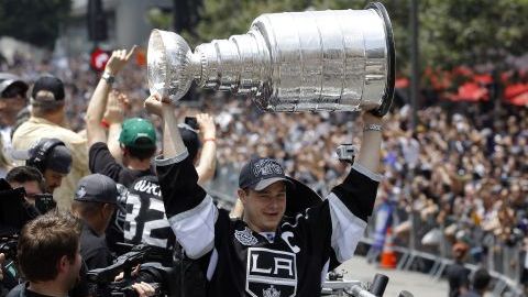Fanáticos se congregaron en el centro de Los Ángeles para celebrar el triunfo de los Kings.