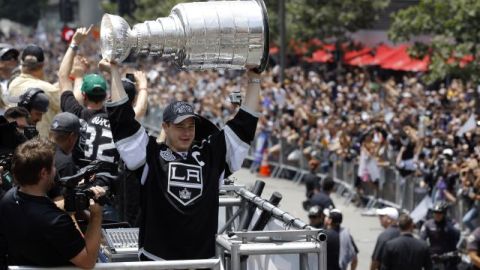 Fanáticos se congregaron en el centro de Los Ángeles para celebrar el triunfo de los Kings.