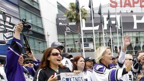 Bailey, la mascota de Los Angeles Kings, anima a los fans fuera del  Staples Center.