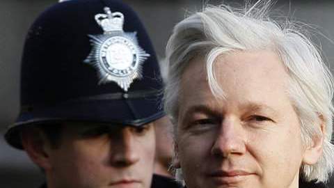 Julian Assange permanece sin poder salir de Londres por un proceso de extradición a Suecia por crímenes sexuales.