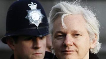 Julian Assange permanece sin poder salir de Londres por un proceso de extradición a Suecia por crímenes sexuales.