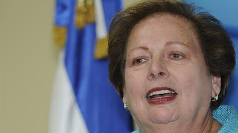 La abogada puertorriqueña Mari Carmen Aponte durante una rueda de prensa en San Salvador 2010.