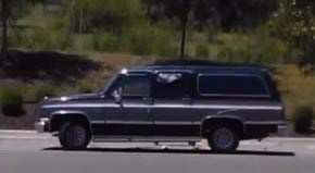 Vehículo SUV donde fueron encontrados los menores.