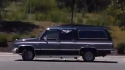 Vehículo SUV donde fueron encontrados los menores.