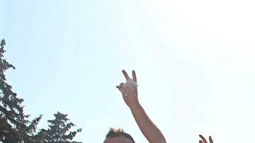 Aficionados ucranianos y franceses confraternizan antes del comienzo del partido de la Eurocopa 2012.