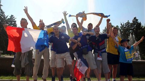 Aficionados ucranianos y franceses confraternizan antes del comienzo del partido de la Eurocopa 2012.