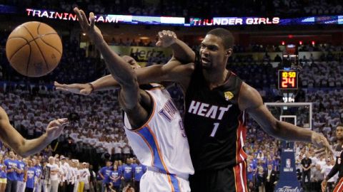Serge Ibaka (9) pierde un rebote ante la marca de Chris Bosh en el juego 2 de la final de la NBA en la Chesapeake Energy Arena.