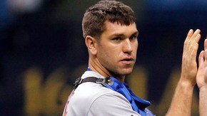 El receptor  Josh Thole (izquierda) y Kirk Nieuwenhuis (derecha) se felicitan mutuamente tras la victoria de los Mets ayer.